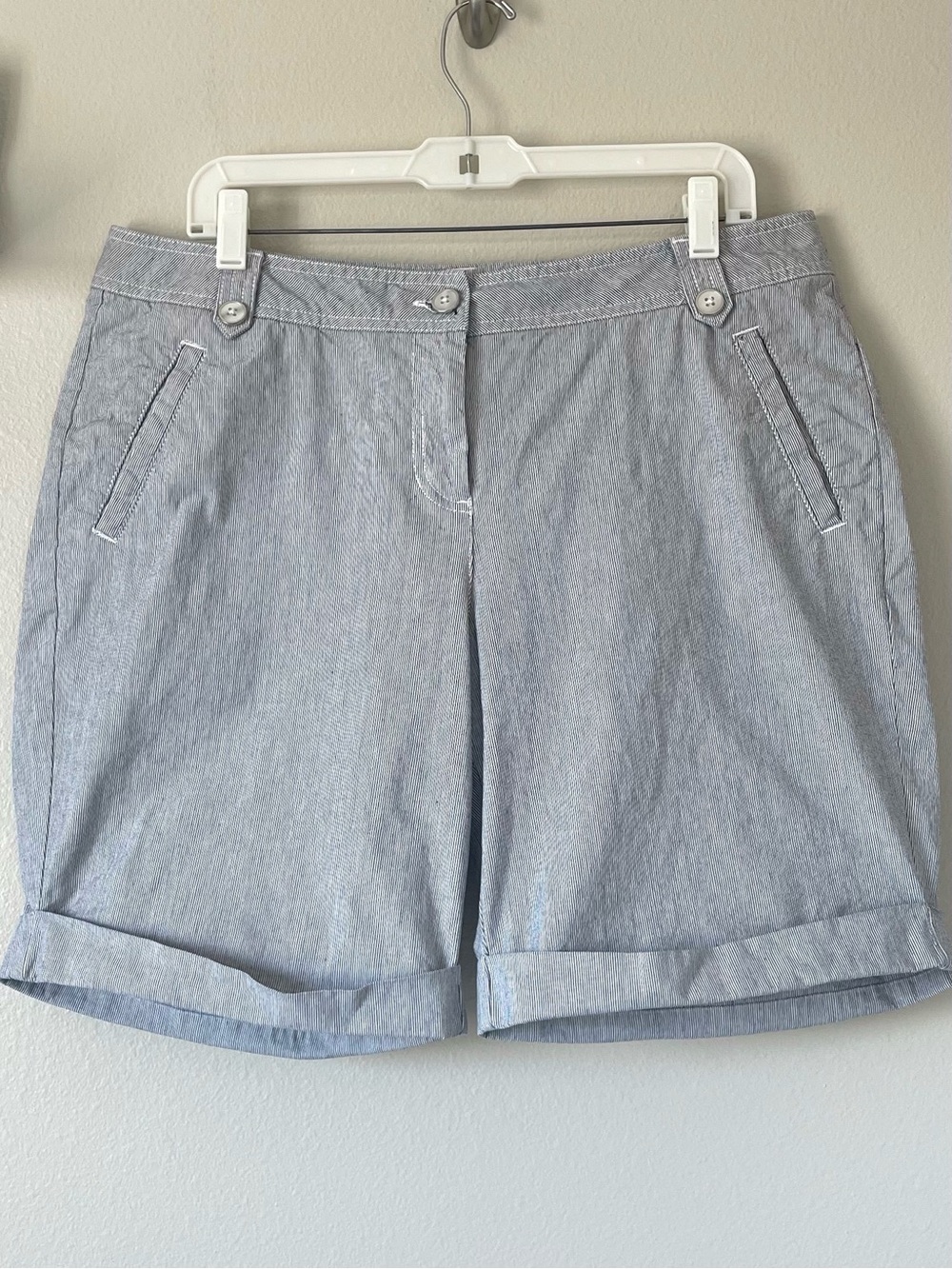 Liz Claiborne Chino Shorts - Seersucker Stripes & Cuffed - Size 14